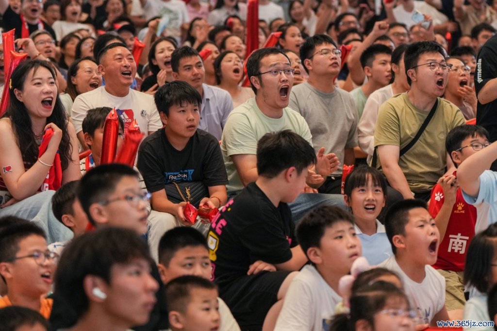 6月29日,市民、球迷在南通市内一处市集不雅看比赛直播,为球队加油大叫。新华社 图