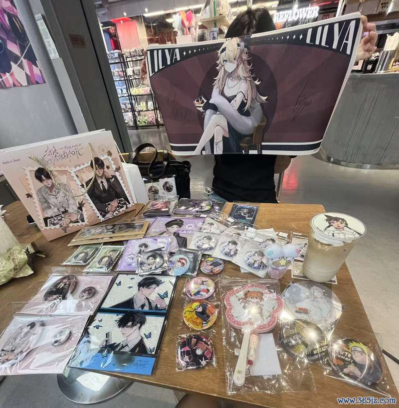 高中生小媛和一又友逛完“谷子”店后,展示“战利品”。受访者供图