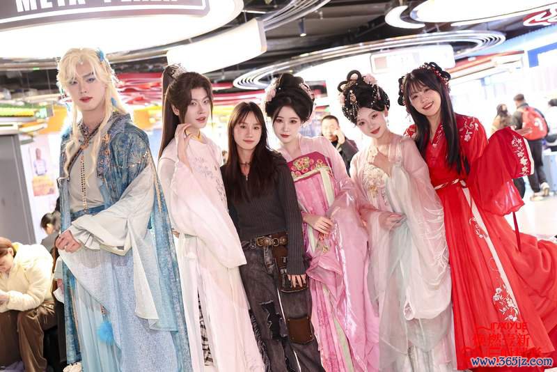 本年晴明节和“五一”小长假,王府井甘愿组织了coser巡游举止。受访者供图