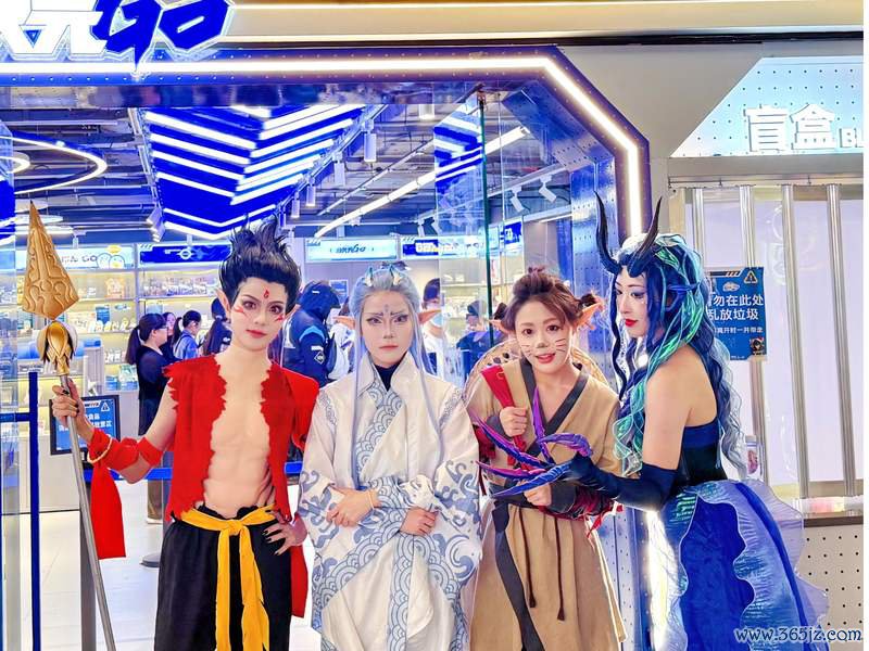 本年晴明节和“五一”小长假,王府井甘愿组织了coser巡游举止。受访者供图